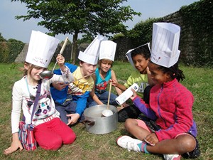 Les enfants en pleine préparation du repas... - JPEG - 44.9 ko